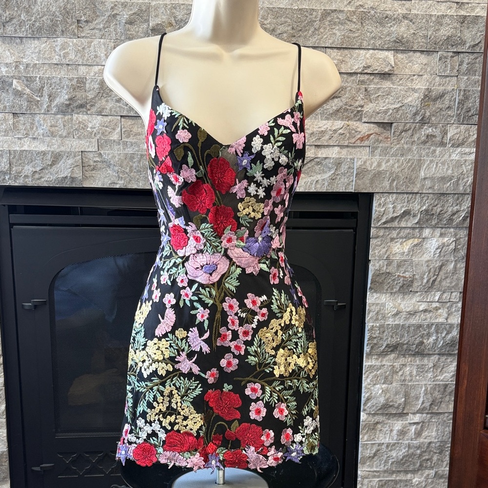MAC DUGGAL
Floral Embroidered Lace-Up Back Detail Mini Dress